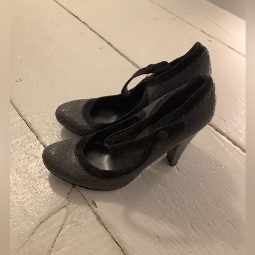 Nine West leather ankle strap heels size 5.5 grey snakeskin